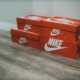 Persona consultando una tabla de tallas junto a unas zapatillas de running para entender 40 2/3 que talla es