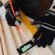 Persona midiendo un pie con una regla para saber 28 cm de pie que talla es antes de comprar calzado.