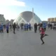 Atleta de élite corriendo el medio maratón de Valencia ante L'Hemisfèric de la Ciudad de las Artes y las Ciencias