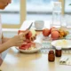 Imagen de un corredor revisando su comida y bebida en casa para ilustrar ayuno intermitente en la nutricion deportiva.